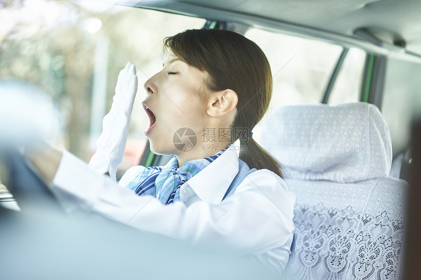 疲劳的女出租车司机图片