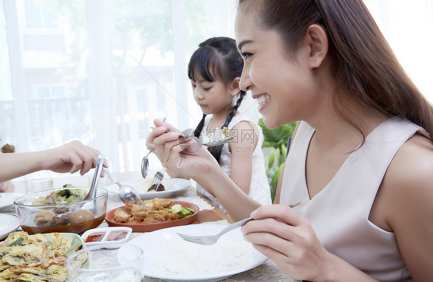 在餐厅用餐的一家人图片