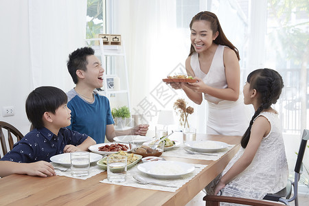 在餐厅用餐的一家人图片