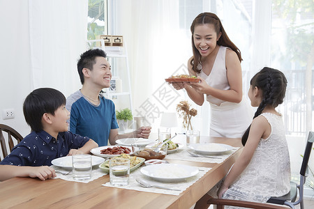 在餐厅用餐的一家人图片