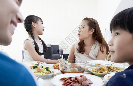 餐厅吃午饭的一家人图片