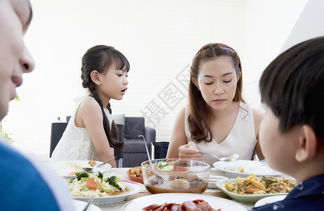餐厅吃饭的一家人图片