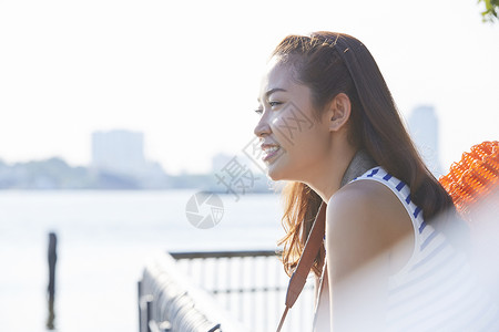 在外旅游的年轻女孩图片