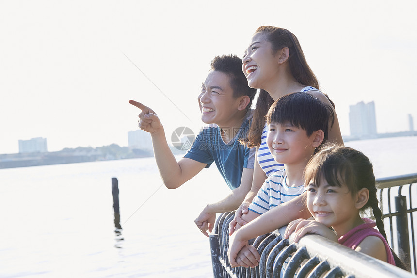 在江边看风景的一家人图片