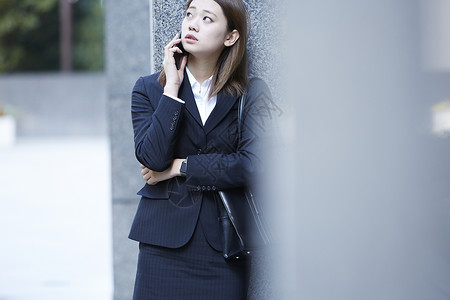 职场女性在街角打电话图片