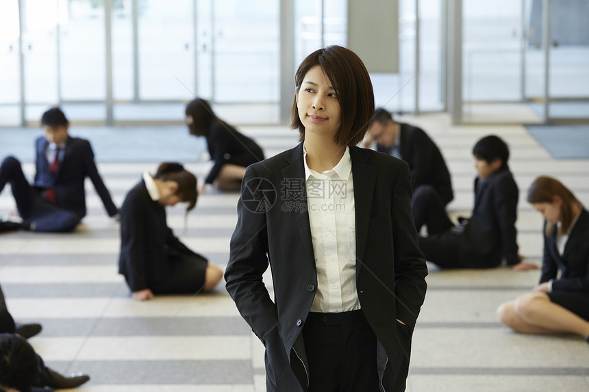 公司里克服社会浪潮的女人图片