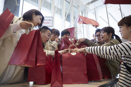 人们在抢购促销活动礼品图片