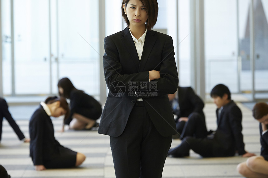 公司里克服社会浪潮的女人图片