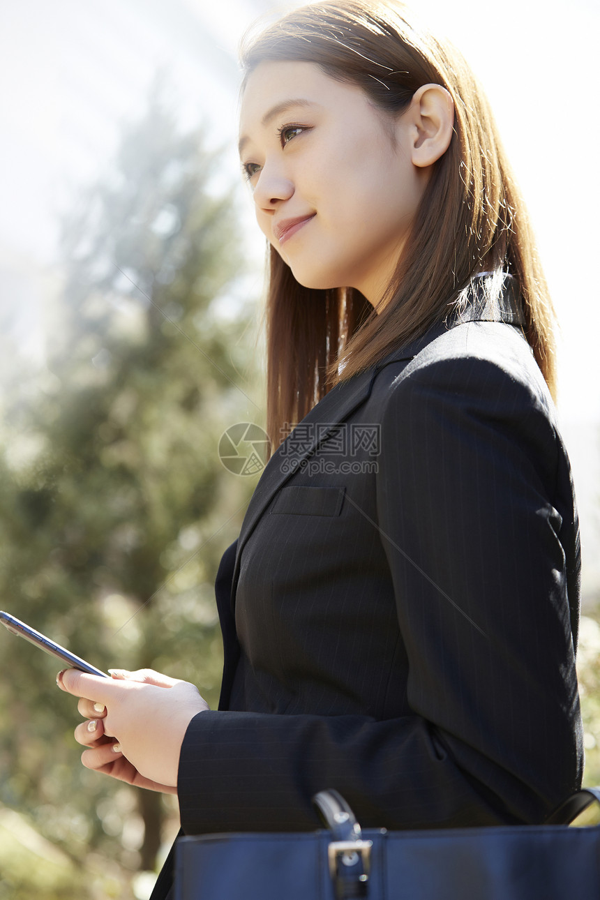 社会的新成员笑脸年轻人户外女商人图片