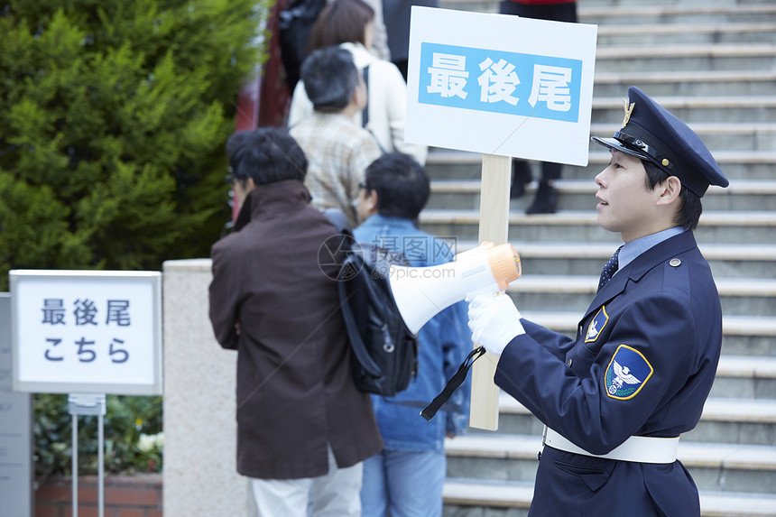 保安维持人们排队秩序图片