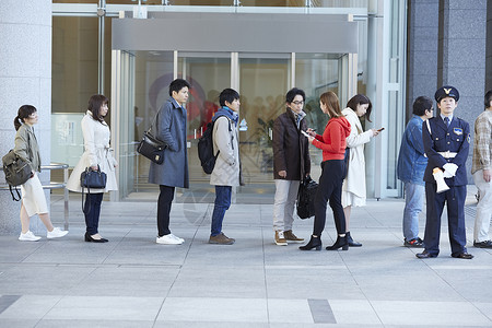 女人正在登记人们信息图片