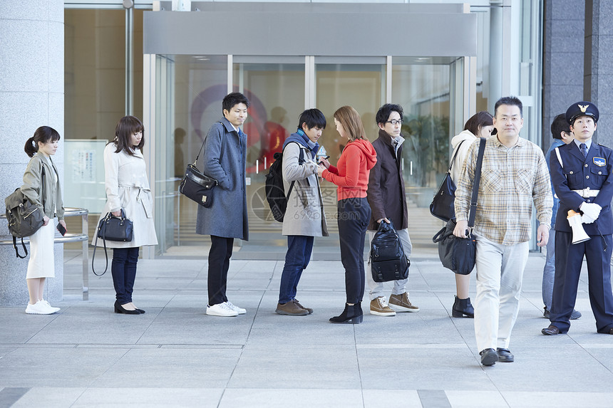 女人正在登记人们信息图片