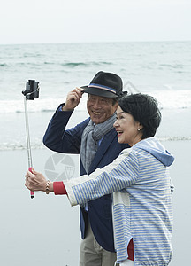 海边散步的中老年夫妇图片