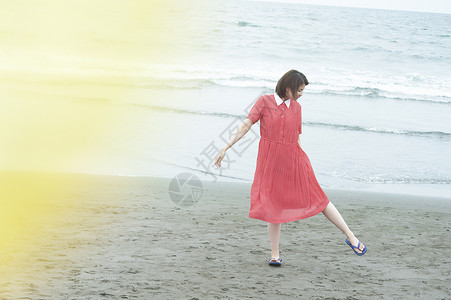 海边穿红裙的女性图片