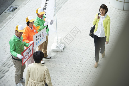 手绘抽烟男女火车站乱丢杂物女人高级志愿者礼仪在街上引起背景