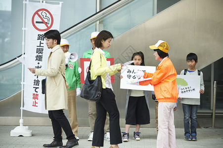 手绘抽烟男女志愿者街上做志愿服务背景