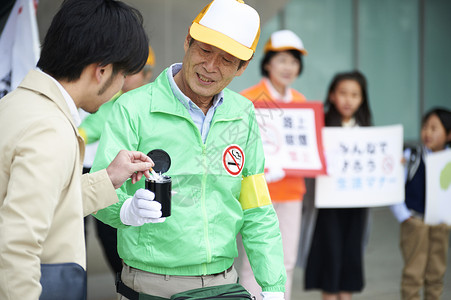 乱扔垃圾海报烟草传单礼仪在街上抽烟的青年背景