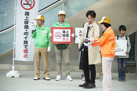 女散射在路上老年人唤起礼仪和小学生图片