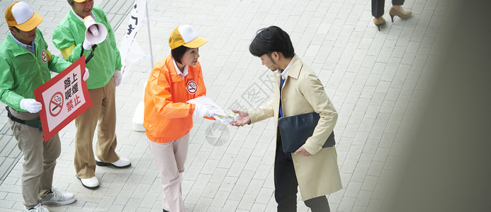 手绘抽烟男女马路上的环保志愿者们背景