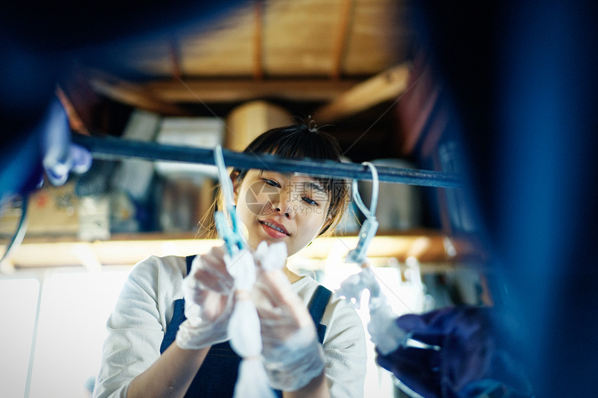 学习传统扎染技术的年轻女性图片