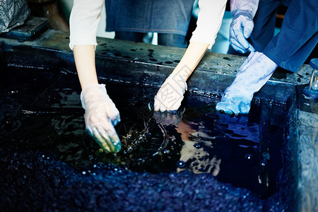 染料池染布的手工艺人背景图片