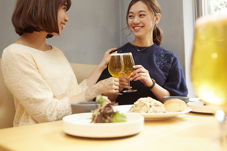 享受午餐和饮料的年轻女性图片