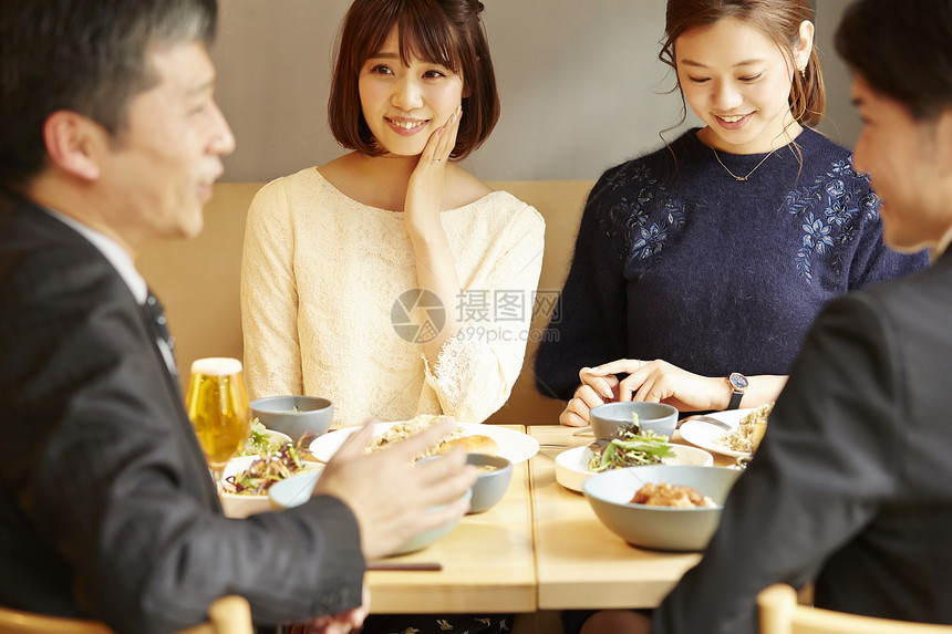 同事聚餐享受美食图片