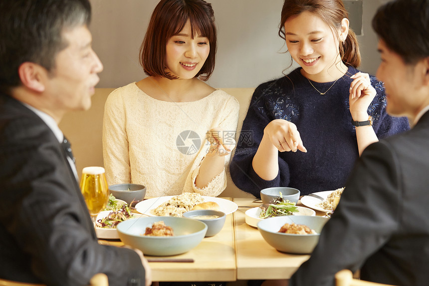 同事聚餐享受美食图片