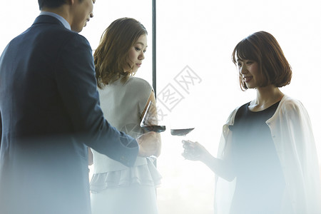 拿着红酒杯干杯的年轻男女图片