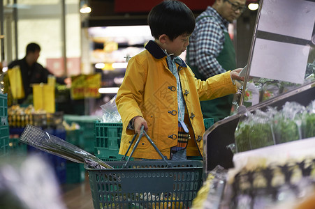 一个男孩超市独立购物买菜图片