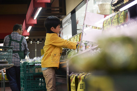 一个男孩和水果商交谈购物买菜图片