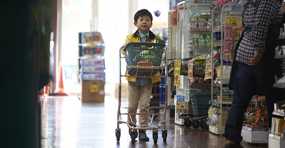 小男孩独自去超市购物图片