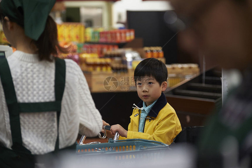 收银台结账的小男孩图片