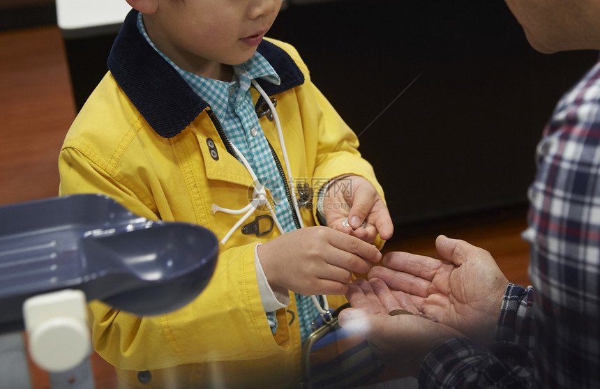 收银台结账的小男孩图片