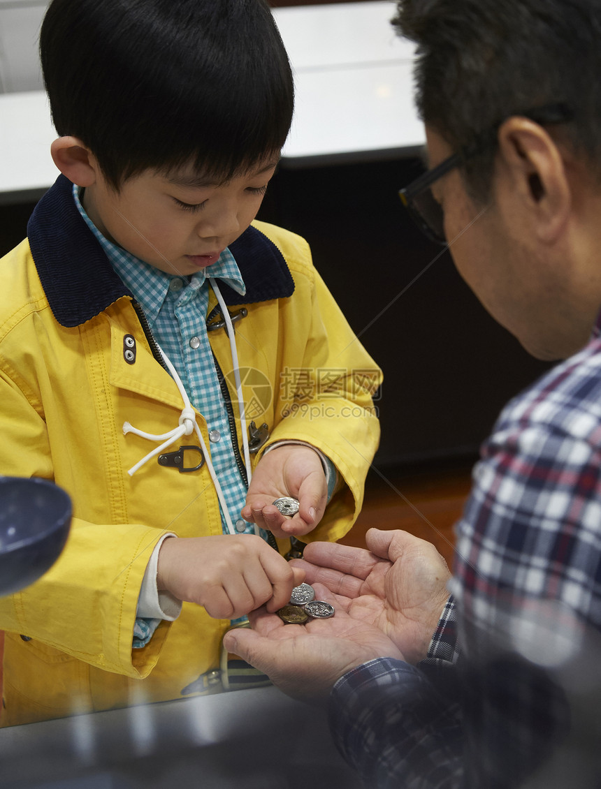 拿着零钱的小男孩图片