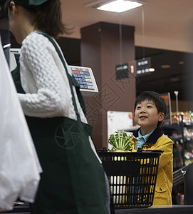 小男孩独自超市结账图片