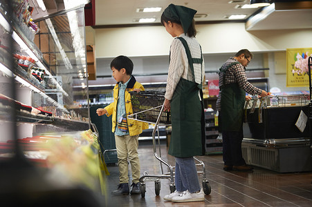 超市营业员营业员陪着小男孩购物背景