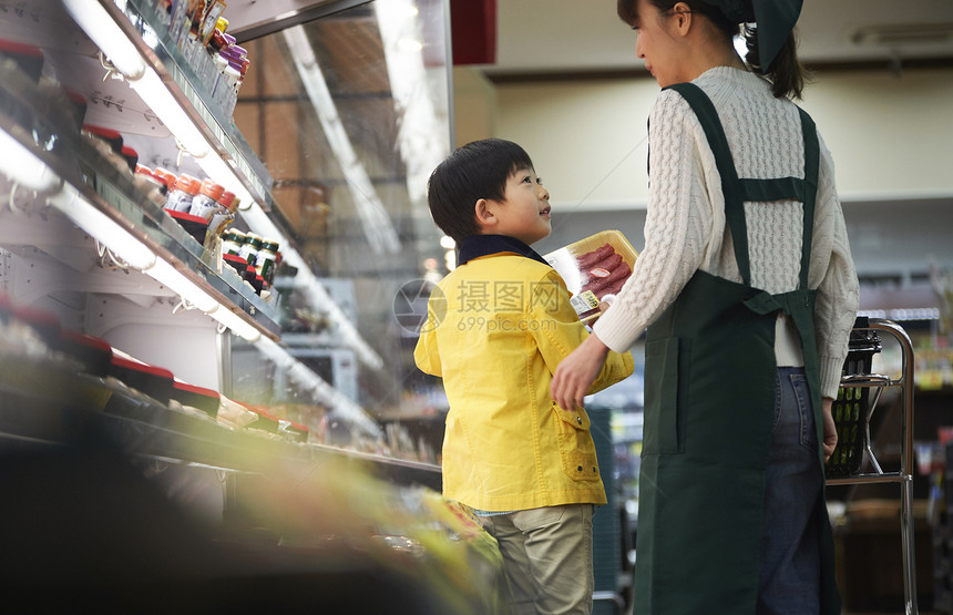 小男孩在超市询问商品规格图片