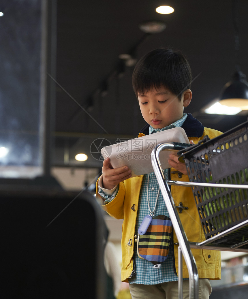 小男孩独自挑选商品图片