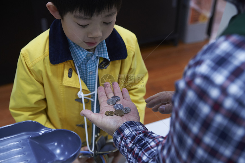 超市结账的小男孩图片