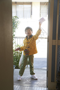 助手遵守晴朗大阪入口回家的男孩图片