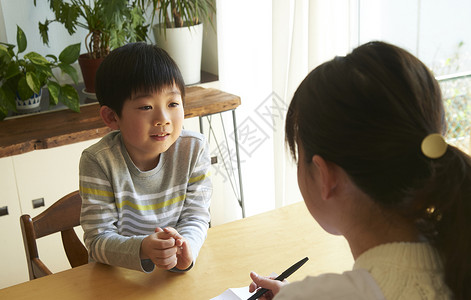 独立木乃伊胸像一个男孩确认一个顽固的目的地图片