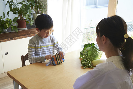 小孩育儿桌子一个提出强迫异议的男孩图片