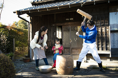 女房子女士们与mochi一起生活在乡村生活中的家庭图片