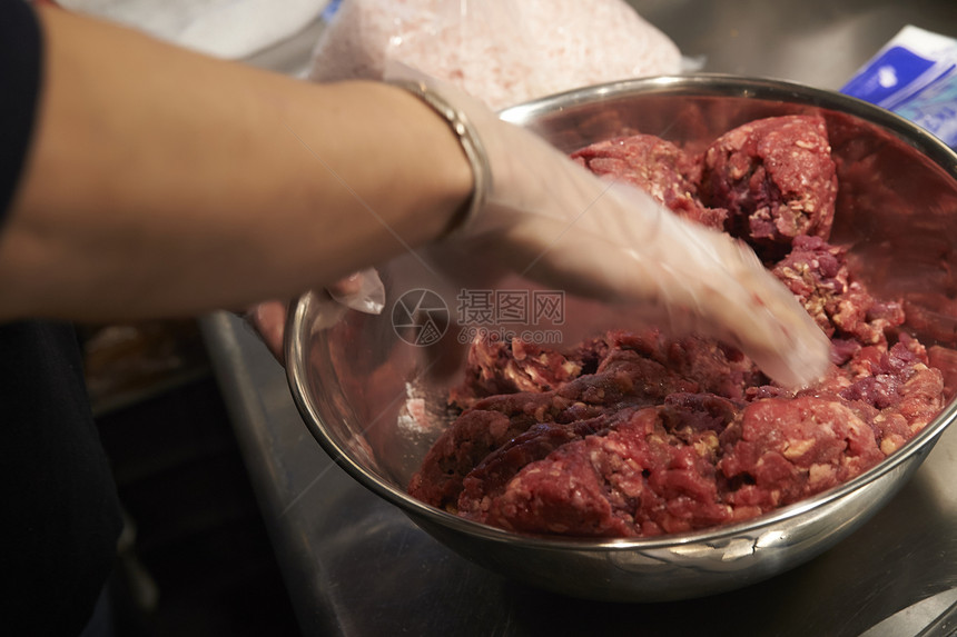 汉堡店厨房厨师在调味料理图片