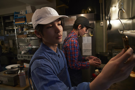 汉堡店厨房忙碌的店员图片