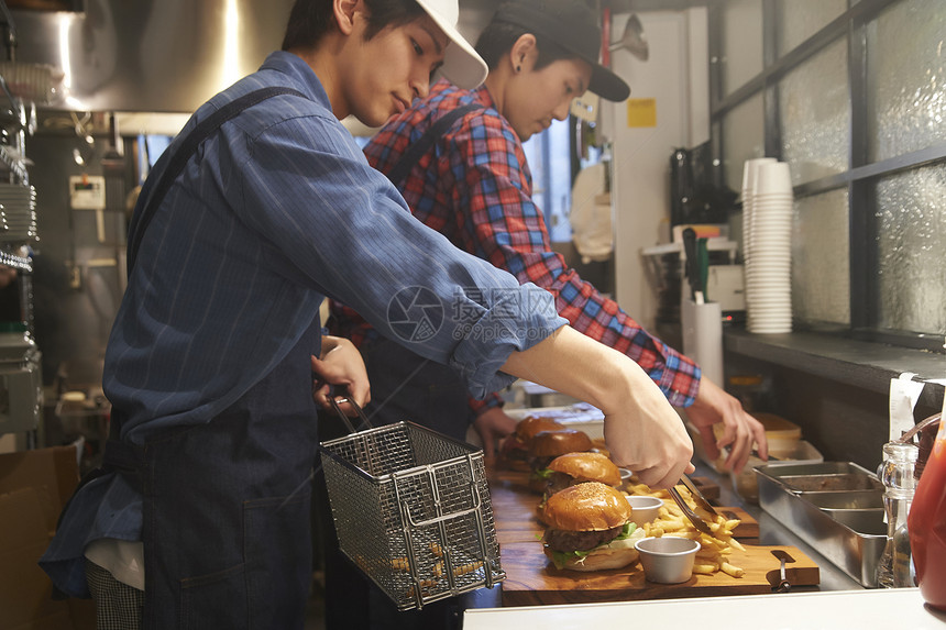 厨房内制作汉堡的厨师图片