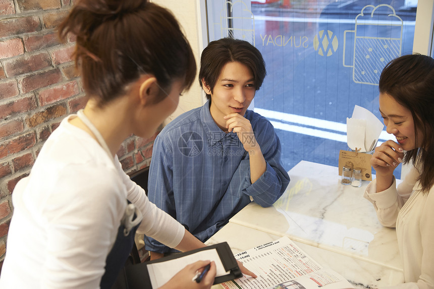 一对夫妇来到一家汉堡店用餐图片