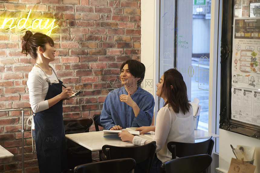 一对夫妇来到一家汉堡店用餐图片