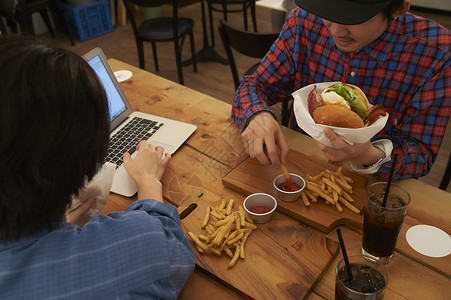 二个男人在汉堡店用餐图片